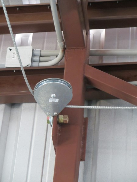 Swivel eye pulley block used in airplane hangar application
