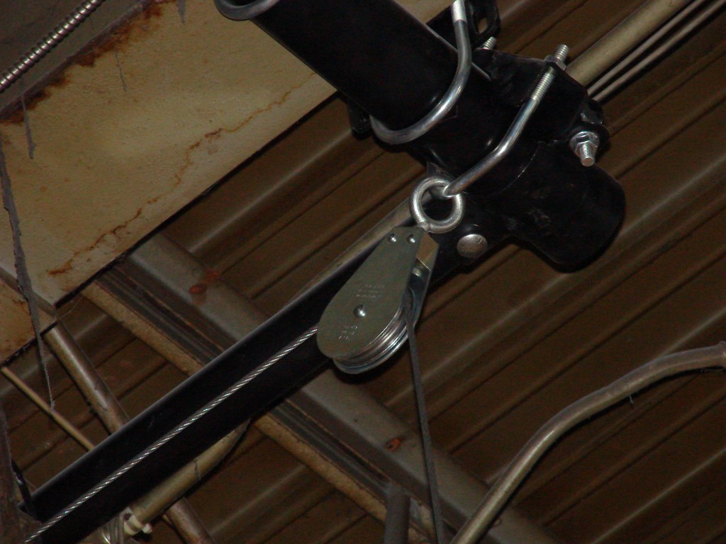 Single sheave swivel eye pulley block used for athletic purposes in a basketball backdrop